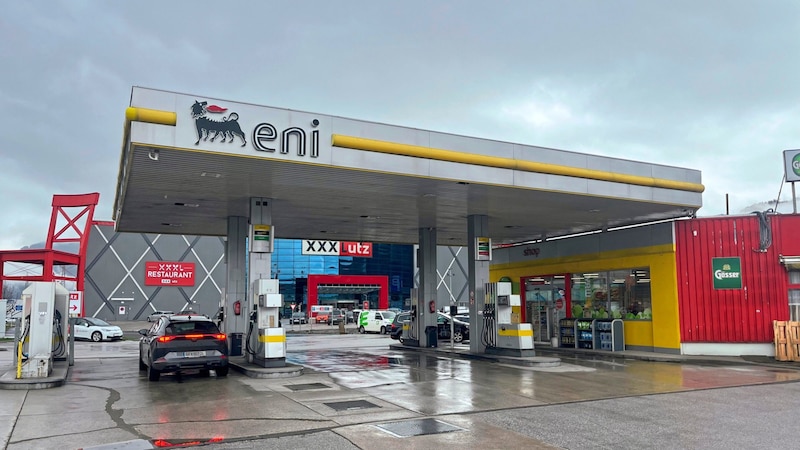 This petrol station in Liezen was attacked twice by the accused - who had once worked here herself. (Bild: Christian Jauschowetz, Krone KREATIV)