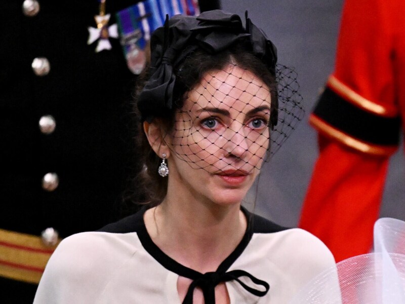 Sarah Rose Hanbury, marquesa de Cholmondeley saliendo de la Abadía de Westminster tras la coronación de Carlos. (Bild: ROTA / Camera Press / picturedesk.com)