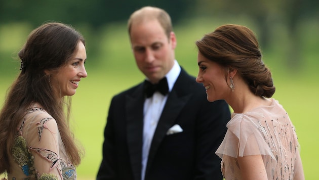 Guillermo y Kate conversan con Rose Hanbury, con quien mantienen una amistad desde hace años. (Bild: Stephen Pond / PA / picturedesk.com)