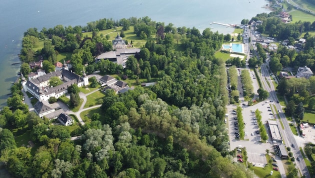The new parking tariffs at the Toscana parking lot in Gmunden are causing quite a stir at Lake Traunsee, with many considering the preferential treatment of three clubs to be illegal. (Bild: Neos)