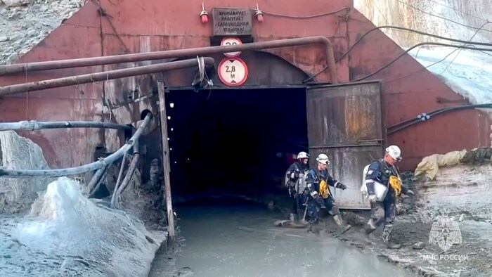 Mitarbeiter des russischen Katastrophenschutzes vor einem Eingang der eingestürzten Goldmine in ...