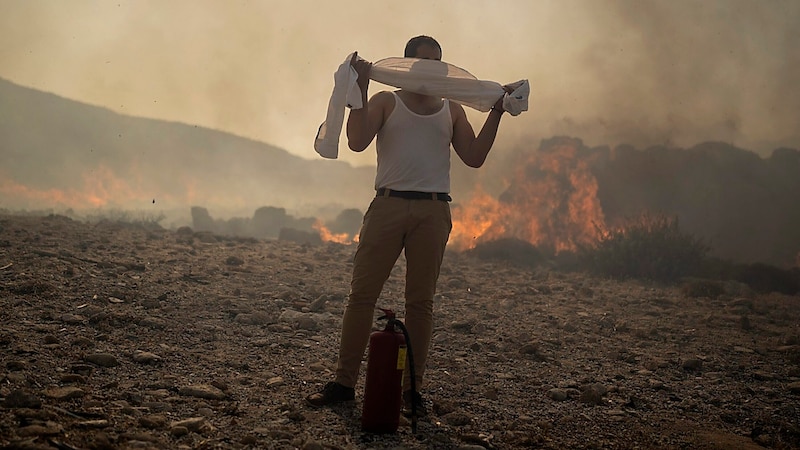 Extrem hohe Temperaturen und lange Dürreperioden erhöhen auch die Gefahr von Waldbränden. (Bild: AP)