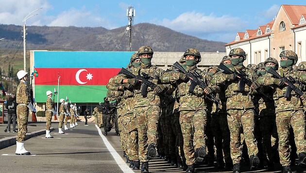 Desfile militar en Nagorno-Karabaj tras la conquista por Azerbaiyán en noviembre de 2023 (Bild: APA/AFP/Azerbaijani Presidential Press Office)