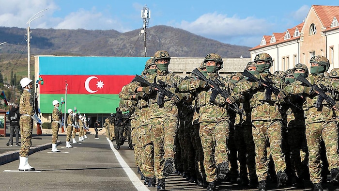 Aserbaidschanische Soldaten bei einer Militärparade in der eroberten Region Bergkarabach