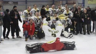 Jubel im Spagat! Die Tarco Wölfe wissen, wie man Eishockey-Titel feiert. (Bild: zVg)