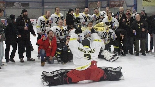 Jubel im Spagat! Die Tarco Wölfe wissen, wie man Eishockey-Titel feiert. (Bild: zVg)