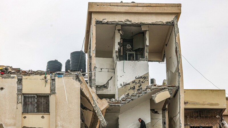 Zerstörtes Haus nach einem Luftangriff in Rafah (Bild: AFP)