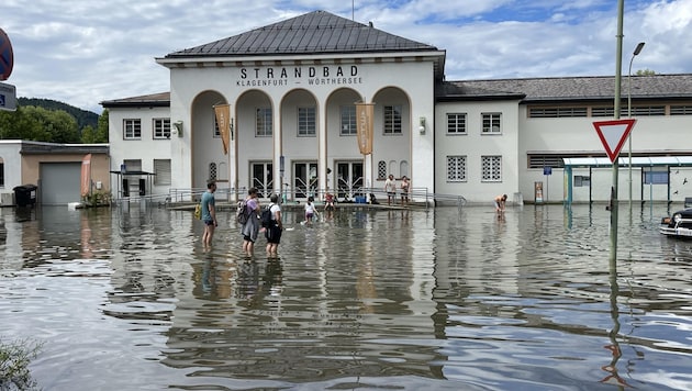 A lake of sewer water formed in front of the Klagenfurt lido in 2023 after heavy rainfall. (Bild: Hronek Eveline)