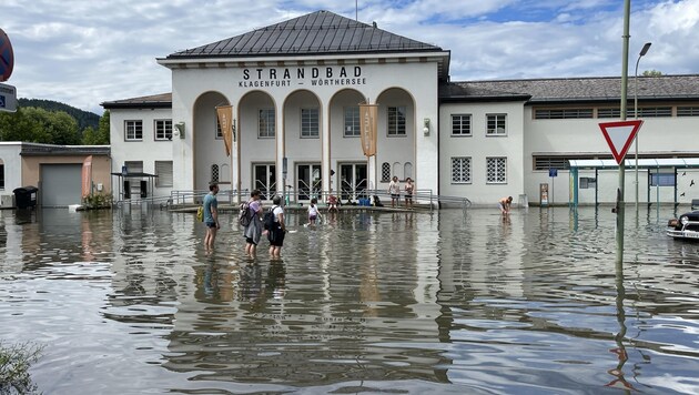 Vor dem Klagenfurter Strandbad hat sich 2023 nach intensiven Regenfällen ein See aus Kanalwasser gebildet. (Bild: Hronek Eveline)