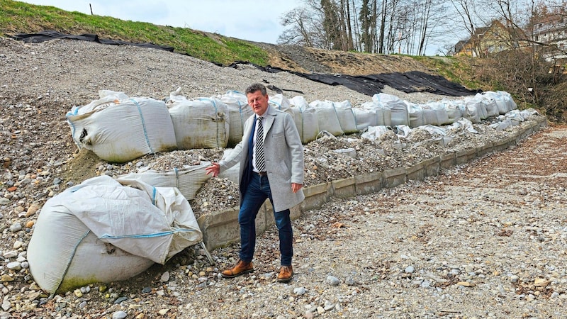 Large sandbags in the area of the Treimischer Teich still bear witness to the flood in Klagenfurt today. (Bild: Tragner)