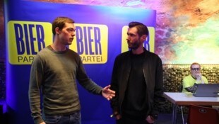 Die Bier-Partei: Schuster und Salzburg-Kandidat Jegle (re.) (Bild: Tröster Andreas)