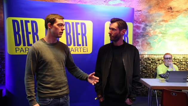 The beer party: Schuster and Salzburg candidate Jegle (right) (Bild: Tröster Andreas)