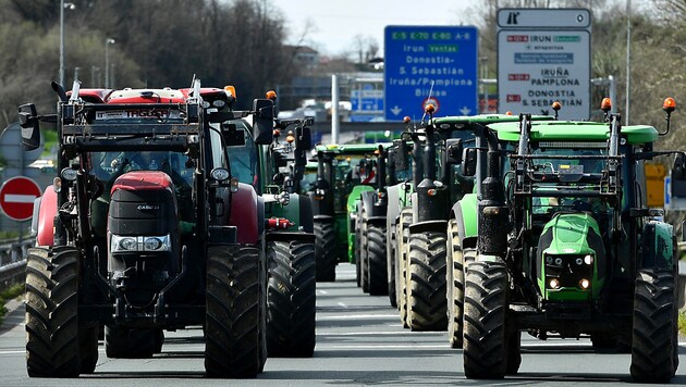 La presión de los agricultores en la calle parece estar surtiendo efecto. (Bild: APA/AFP/GAIZKA IROZ)