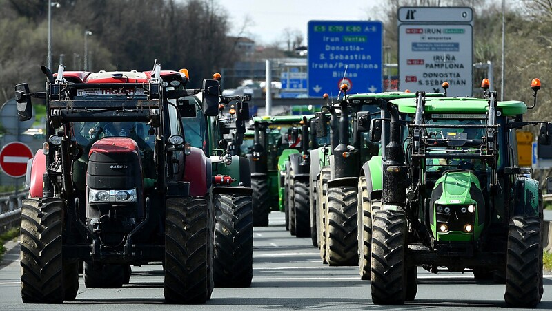Der Druck der Bauern auf der Straße scheint weitere Wirkung zu zeigen. (Bild: APA/AFP/GAIZKA IROZ)
