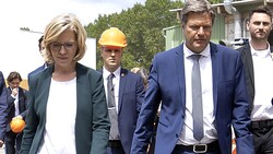 Archivbild aus dem Jahr 2022: Energieministerin Leonore Gewessler mit ihrem deutschen Amtskollegen Robert Habeck bei einem Besuch im Kraftwerk Wien-Simmering (Bild: APA/TOBIAS STEINMAURER)