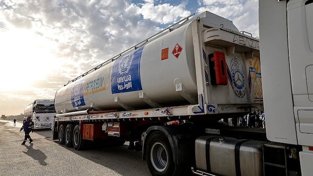 Un camión cisterna del OOPS con combustible para la Franja de Gaza (Bild: APA/AFP/Khaled DESOUKI)