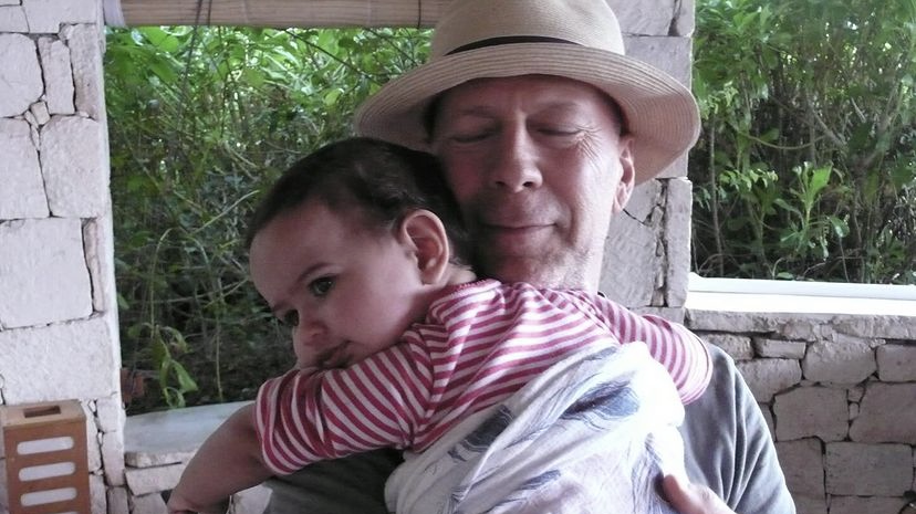 Bruce Willis con uno de sus nietos. (Bild: www.instagram.com/emmahemingwillis/)