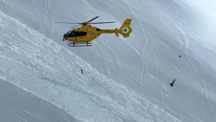 Nach Angaben der Leitstelle wurde die Gruppe gefunden. Bergretter haben erhoben, ob sich jemand unter den Schneemassen befindet. (Archivbild) (Bild: zoom.tirol)