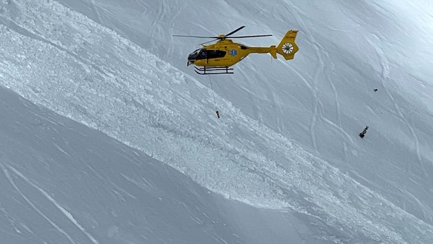 Deux hélicoptères de secours et l'hélicoptère de la police ont été alertés afin de fouiller le cône d'avalanche. (Bild: zoom.tirol)
