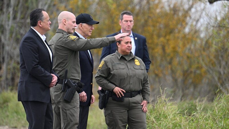 US-PräsidentJoe Biden an der Grenze USA-Mexiko – das Thema Einwanderung ist im bevorstehenden Wahlkampf von großer Bedeutung.  (Bild: AFP)