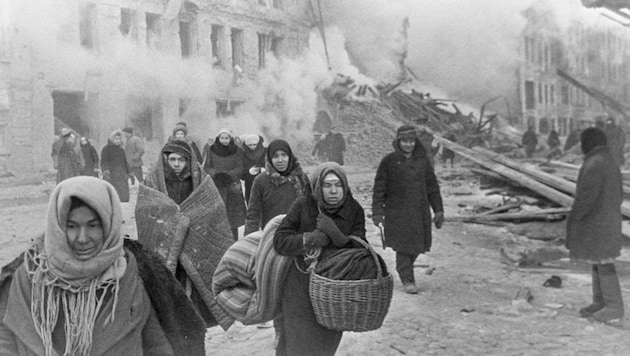Bewohner Leningrads flüchten nach dem Bombardement ihrer Wohnhäuser. (Bild: wikipedia.org/RIA Novosti Archive Image #2153/Boris Kudoyarov)