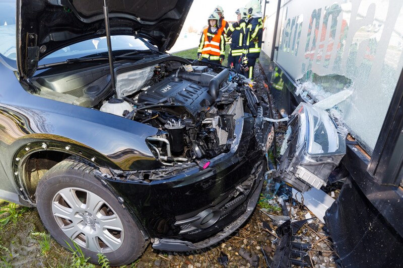 Das Auto dürfte nicht mehr zu retten sein. (Bild: Bernd Hofmeister)