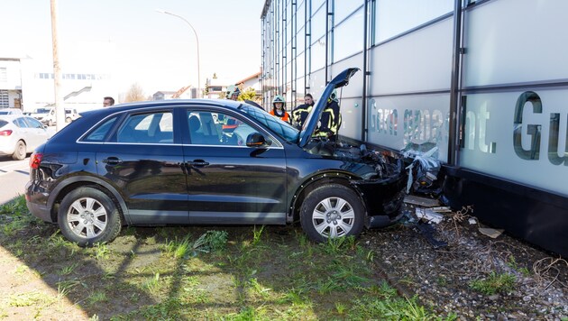 Das Auto landete in der Fassade eines Firmengebäudes. (Bild: Bernd Hofmeister)