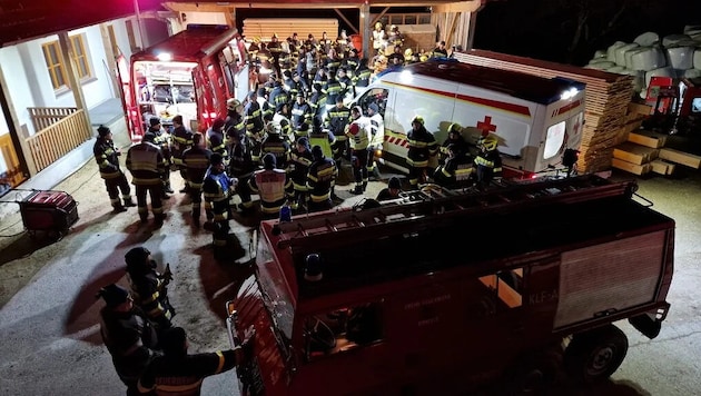 The fire department, police, ambulance service and private helpers were involved in the search operation. (Bild: FF Miesenbach)