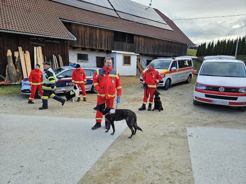 Auch Suchhunde kamen zum Einsatz. (Bild: FF Miesenbach)