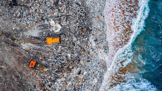 Toneladas de residuos plásticos se han amontonado en las playas de la isla indonesia de ensueño de Bali: una avalancha de botellas y vasos, envases y basura apenas identificable. (Bild: Parilov - stock.adobe.com)