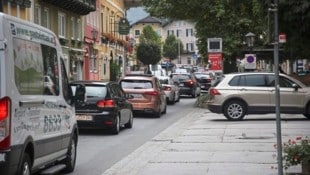 Ist die A10 überfüllt, staut sich der Ausweichverkehr durch die Ortskerne wie hier in Golling. (Bild: ANDREAS TROESTER)