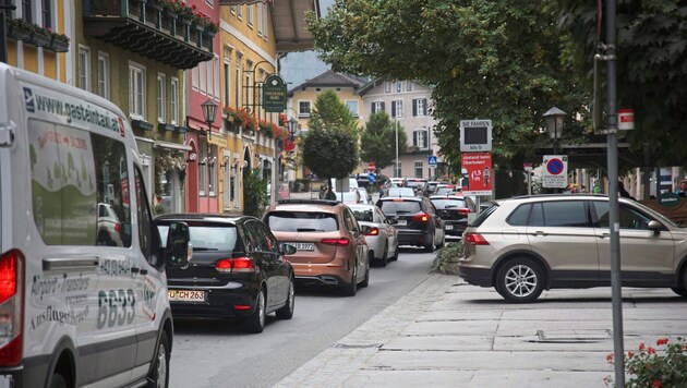 If the A10 is overcrowded, the traffic jams through the town centers like here in Golling. (Bild: ANDREAS TROESTER)