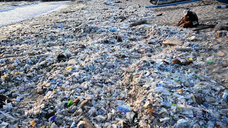 Sonnenbaden im Plastikmüll – so mancher Tourist schaut ziemlich konsterniert auf das eklige Szenario. Traumurlaub sieht anders aus. (Bild: AFP)