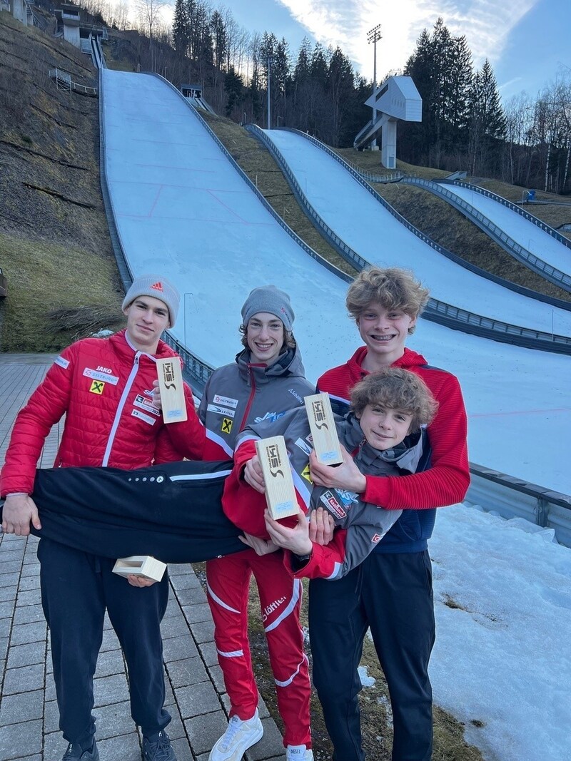 Fabian Plank (re., stehend) feierte den Gesamtsieg mit seinen Teamkollegen. (Bild: Ski Austria/Wiener Stadtadler)