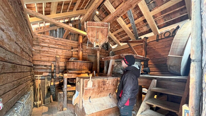 Mit der Kraft des Wassers wird Kleidung hergestellt, Getreide gemahlen und Holz geschnitten. (Bild: Elisa Aschbacher)