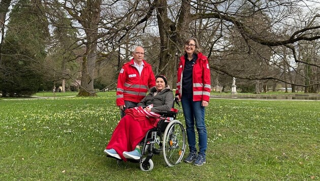 Die 66-jährige Flachgauerin Anna mit den Herzenswunsch-Helfern des Roten Kreuz (Bild: Rotes Kreuz Salzburg)