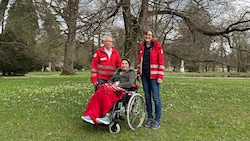 Die 66-jährige Flachgauerin Anna mit den Herzenswunsch-Helfern des Roten Kreuz (Bild: Rotes Kreuz Salzburg)
