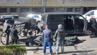 Das tote Pferd lag mitten auf Straße unter der Plane.  (Bild: Leserreporter Martin K.)