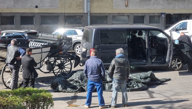The dead horse was lying in the middle of the road under the tarpaulin. (Bild: Leserreporter Martin K.)