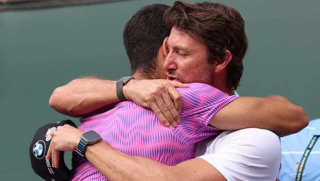 Carlos Alcaraz und Juan Carlos Ferrero (r.) (Bild: APA/Getty Images via AFP/GETTY IMAGES/CLIVE BRUNSKILL)