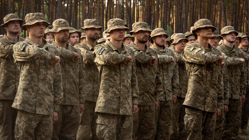Rekruten der ukrainischen 3. Angriffsbrigade nahe Kiew (Bild: AP)