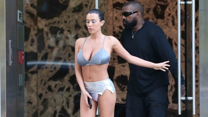 Kanye West steckt seine Ehefrau Bianca Censori in Halb-nackt-Outfits wie dieses.