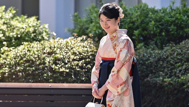 Japans Prinzessin Aiko, die Tochter von Kaiser Naruhito und Kaiserin Masako, posiert nach ihrer Abschlussfeier für die Medien auf dem Gelände der Gakushuin-Universität. (Bild: APA/Richard A. Brooks/Pool Photo via AP))