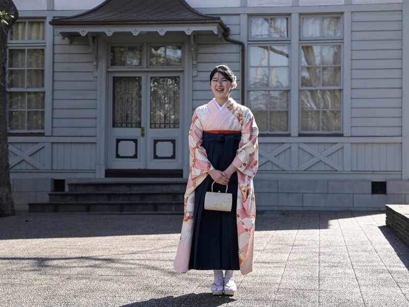 La Princesa Aiko de Japón tras su graduación. (Bild: APA/Richard A. Brooks/Pool Photo via AP))