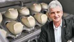 Die Berglandmilch – hier Geschäftsführer Josef Braunshofer – baut die Produktion für Mozzarella in Feldkirchen bei Mattighofen aus. (Bild: Markus Wenzel (2), Krone KREATIV)