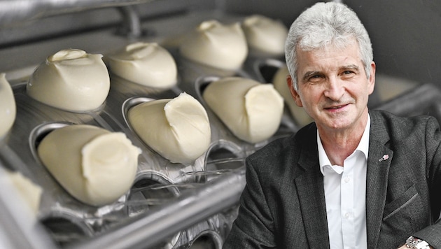 A Berglandmilch - itt Josef Braunshofer ügyvezető igazgató - a Mattighofen melletti Feldkirchenben bővíti mozzarella-gyártását. (Bild: Markus Wenzel (2), Krone KREATIV)