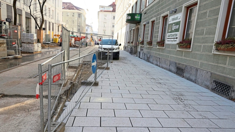 In der Neutorgasse schreiten die Pflasterarbeiten zügig voran. (Bild: Christian Jauschowetz)