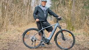 Bernhard Pilz von Intersport mit dem „Bergkrone“ E-Cross, das ab sofort österreichweit bei Intersport erhältlich ist. (Bild: Hannes Wallner)