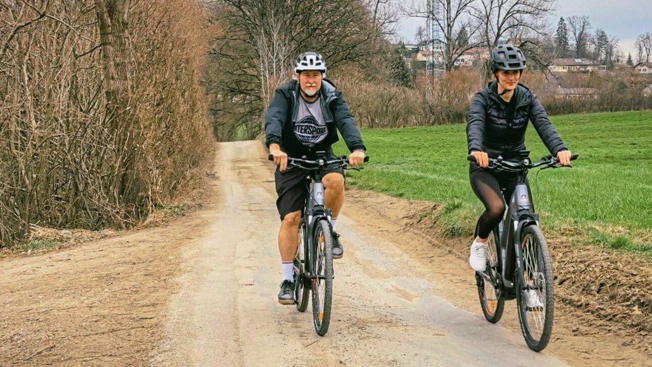 Das „Bergkrone“ E-Cross gibt es für Herren und Damen. „Krone“-Redakteurin Elisa Aschbacher ist vom E-Bike schwerst begeistert: „So toll und so bequem!“