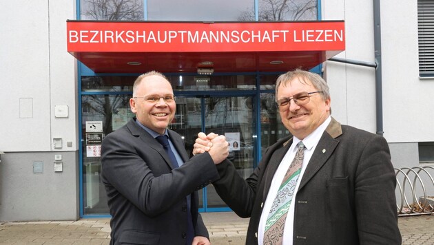 Handover of office: Christian Sulzbacher (right) hands over to Nico Groger (Bild: Christian Jauschowetz)